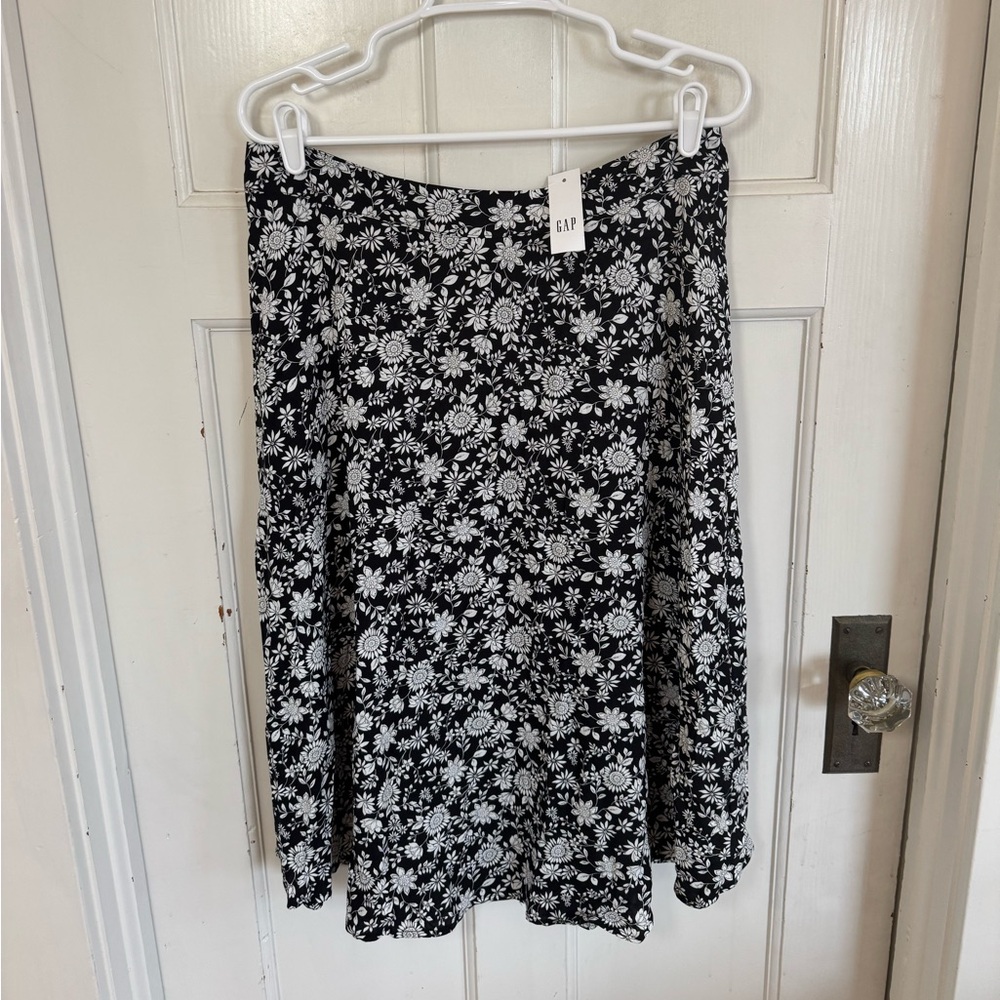 NWT Gap black & white floral midi skirt size 12 (large)‎